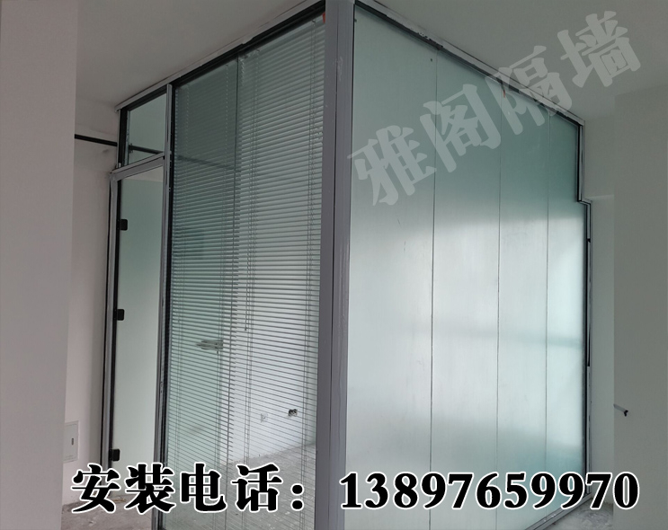 極簡(jiǎn)單玻隔斷，現(xiàn)貼磨砂膜，外掛百葉！